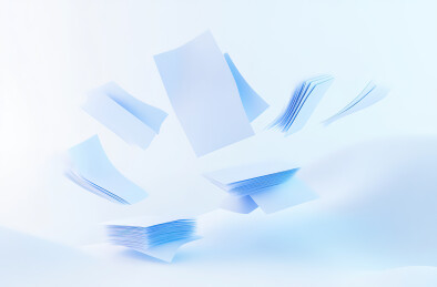 蓝色背景上的塑料玩具特写镜头