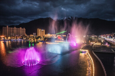 中国西藏林芝市巴宜区民族团结广场城市喷泉夜景