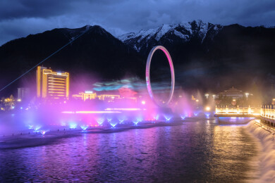 中国西藏林芝市巴宜区民族团结广场城市喷泉夜景