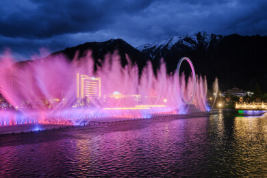 中国西藏林芝市巴宜区民族团结广场城市喷泉夜景