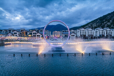 中国西藏林芝市巴宜区民族团结广场城市喷泉夜景