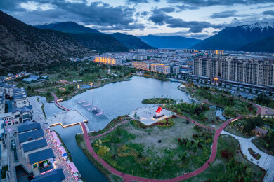 中国西藏林芝市巴宜区民族团结广场城市喷泉夜景