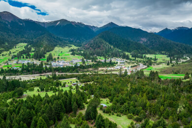 中国西藏波密县鲁朗林海东巴才村森林田园风光