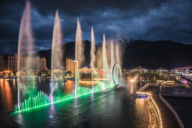 中国西藏林芝市巴宜区民族团结广场城市喷泉夜景