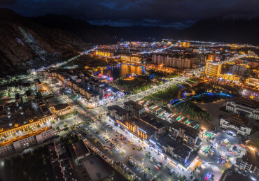 中国西藏林芝市巴宜区城市天际线夜景风光航拍