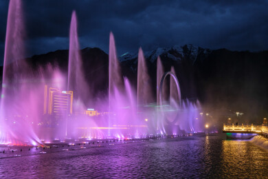 中国西藏林芝市巴宜区民族团结广场城市喷泉夜景