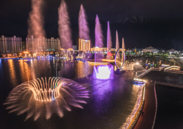 中国西藏林芝市巴宜区民族团结广场城市喷泉夜景