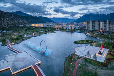 中国西藏林芝市民族团结广场城市喷泉夜景
