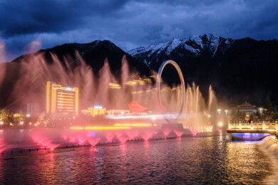 中国西藏林芝市巴宜区民族团结广场城市喷泉夜景