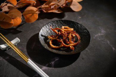 桌面上的盘子里的美味可口的烤鱿鱼