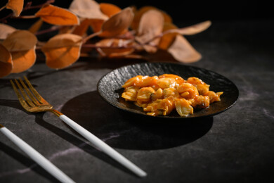 桌面上的盘子里的美味可口的香辣蛤肉