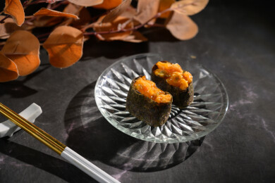 桌面上的盘子里的美味可口的麻辣蛤肉寿司