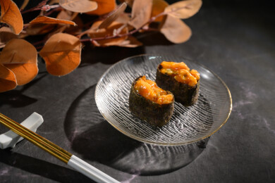 桌面上的盘子里的美味可口的麻辣蛤肉寿司