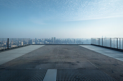 现代城市天际线与空旷路面