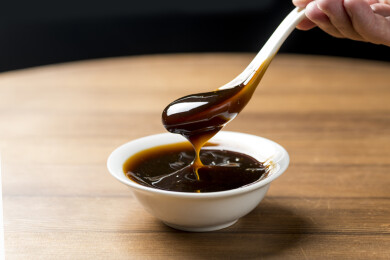 鲜味调料蚝油汁勺盛蚝油特写