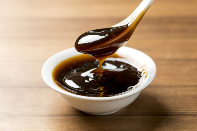 鲜味调料蚝油汁勺盛蚝油特写