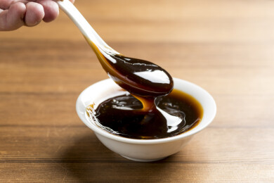 鲜味调料蚝油汁勺盛蚝油特写