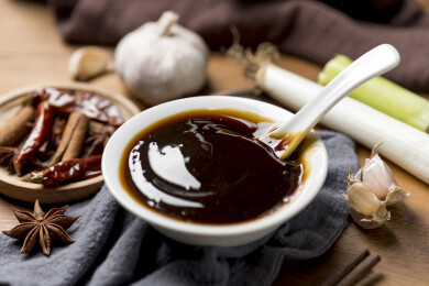 鲜味调料蚝油汁勺盛蚝油特写