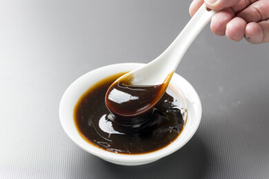 鲜味调料蚝油汁勺盛蚝油特写