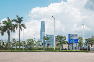 蓝天白云街景高楼-中国香港环球贸易广场