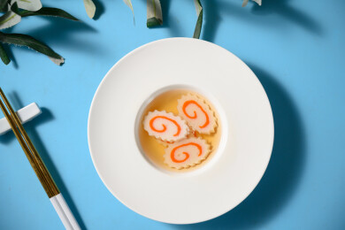 桌面上的碗里的美味可口的清汤鸣门卷