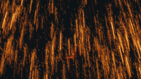 杭州良渚址亨乐园的文化非遗打铁花表演