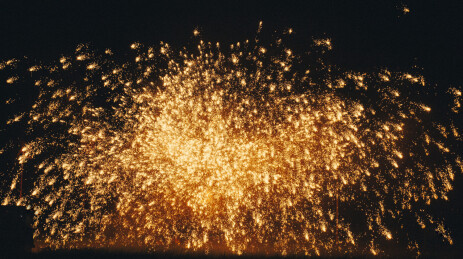 杭州良渚址亨乐园的文化非遗打铁花表演