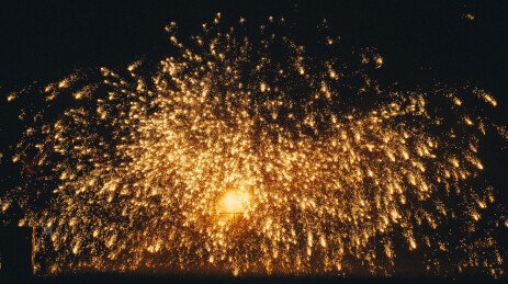 杭州良渚址亨乐园的文化非遗打铁花表演