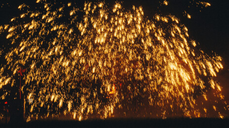 杭州良渚址亨乐园的文化非遗打铁花表演