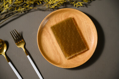 桌面上的盘子里的干爽通透的吉利丁