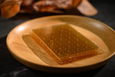 桌面上的盘子里的干爽通透的吉利丁