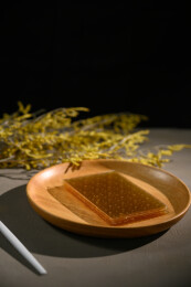 桌面上的盘子里的干爽通透的吉利丁