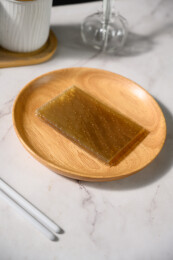 桌面上的盘子里的干爽通透的吉利丁