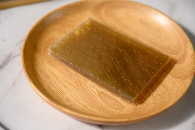 桌面上的盘子里的干爽通透的吉利丁