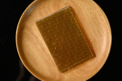 桌面上的盘子里的干爽通透的吉利丁