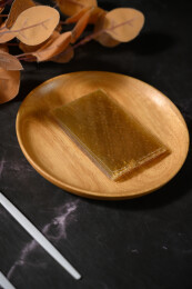 桌面上的盘子里的干爽通透的吉利丁