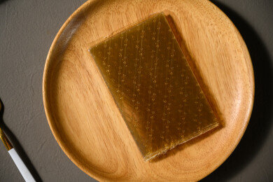 桌面上的盘子里的干爽通透的吉利丁