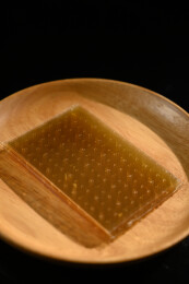 桌面上的盘子里的干爽通透的吉利丁