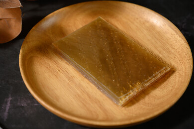 桌面上的盘子里的干爽通透的吉利丁