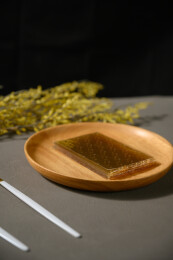 桌面上的盘子里的干爽通透的吉利丁