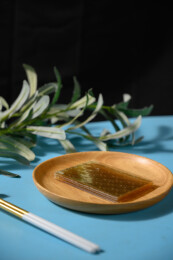 桌面上的盘子里的干爽通透的吉利丁