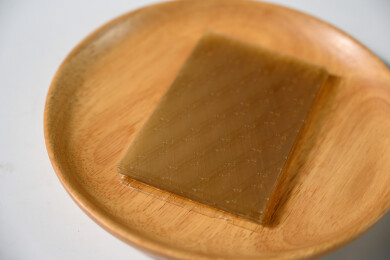 桌面上的盘子里的干爽通透的吉利丁