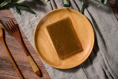 桌面上的盘子里的干爽通透的吉利丁