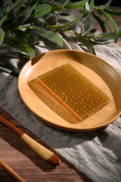 桌面上的盘子里的干爽通透的吉利丁