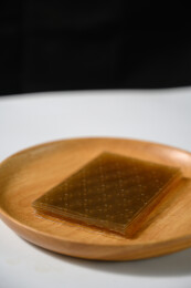 桌面上的盘子里的干爽通透的吉利丁