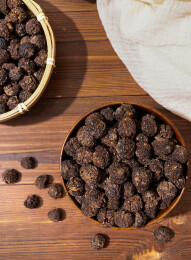 木纹桌上放着余甘果干