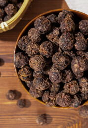 木纹桌上放着余甘果干