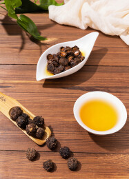 木纹桌上放着余甘果干