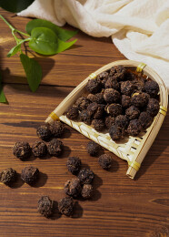 木纹桌上放着余甘果干