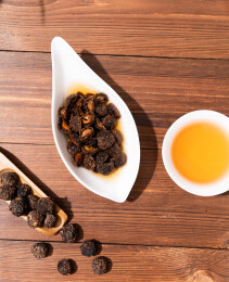 木纹桌上放着余甘果干